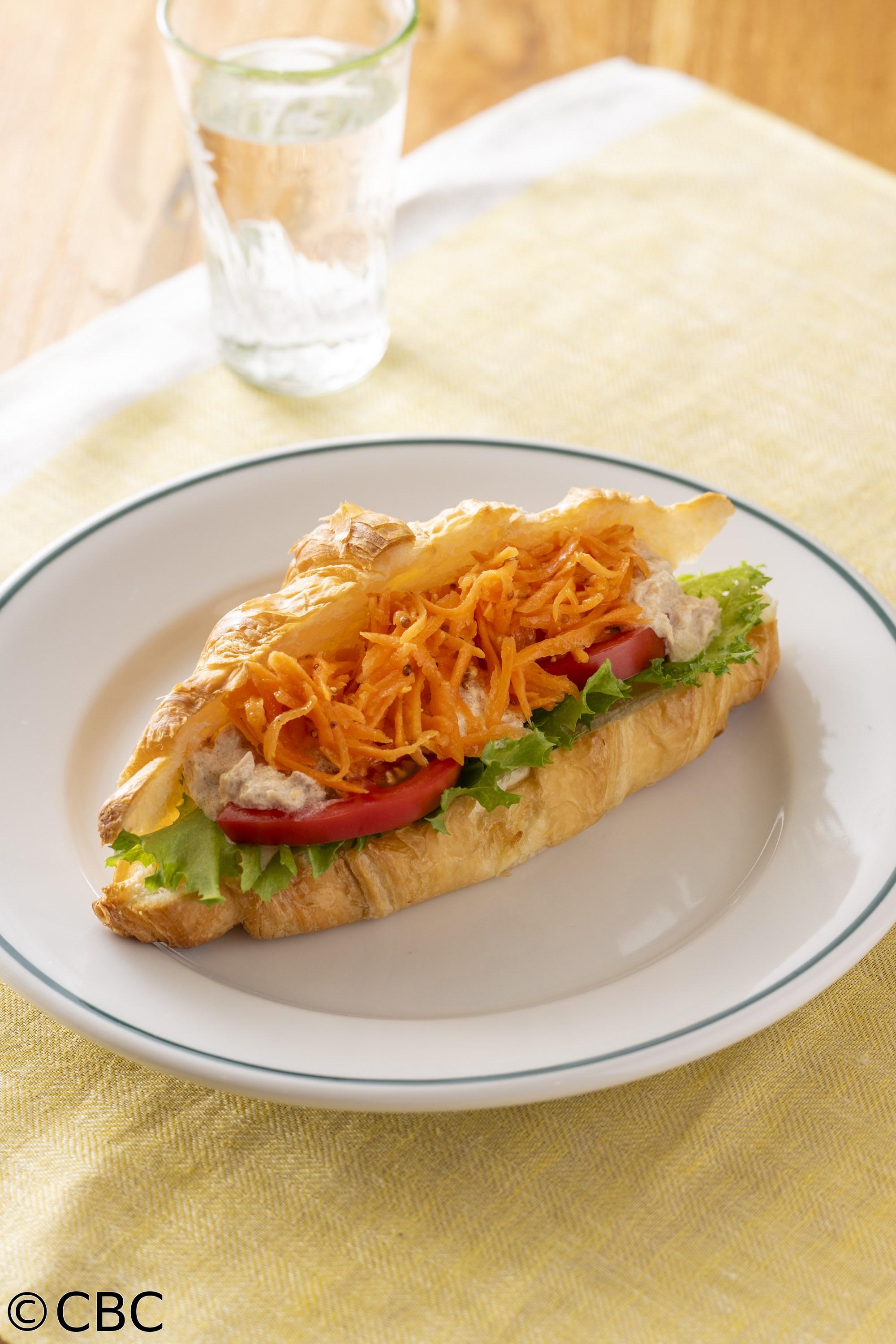 ３分クッキング🈑【キャロットラペとツナのサンドイッチ】